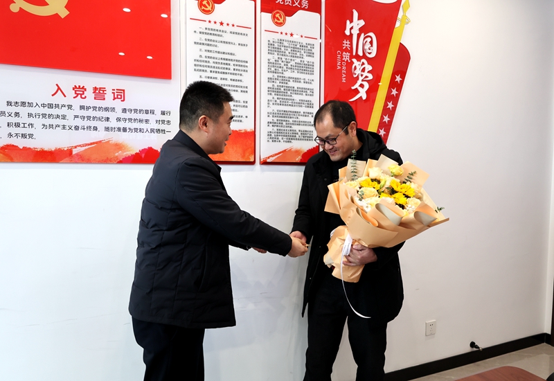 翠屏區(qū)領導慰問高級人才.JPG